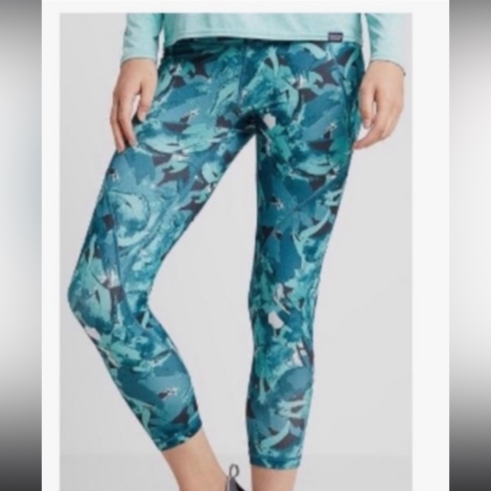PATAGONIA WOMEN’S CENTERED CROPS, JUNGLE / TASMANIAN